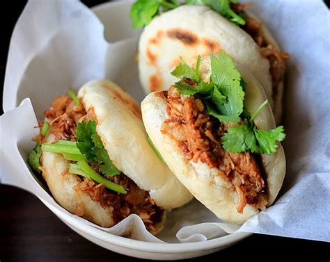  Rou Jia Mo: Savour the Spicy Harmony of Stewed Pork and Pillowy Flatbread!